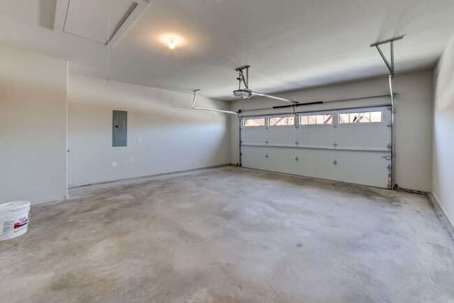 Building Photo - 3/2/2 Patio Home! Lawncare included