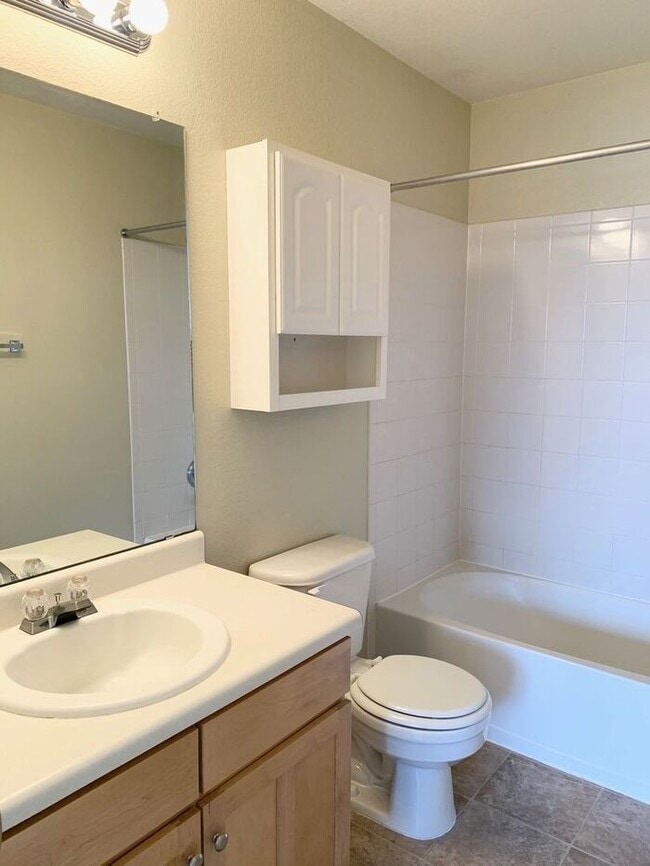 Building Photo - Beautiful Townhome in South Ft Collins!