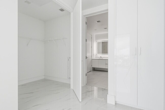 Building Photo - 220 Lake Shore Dr