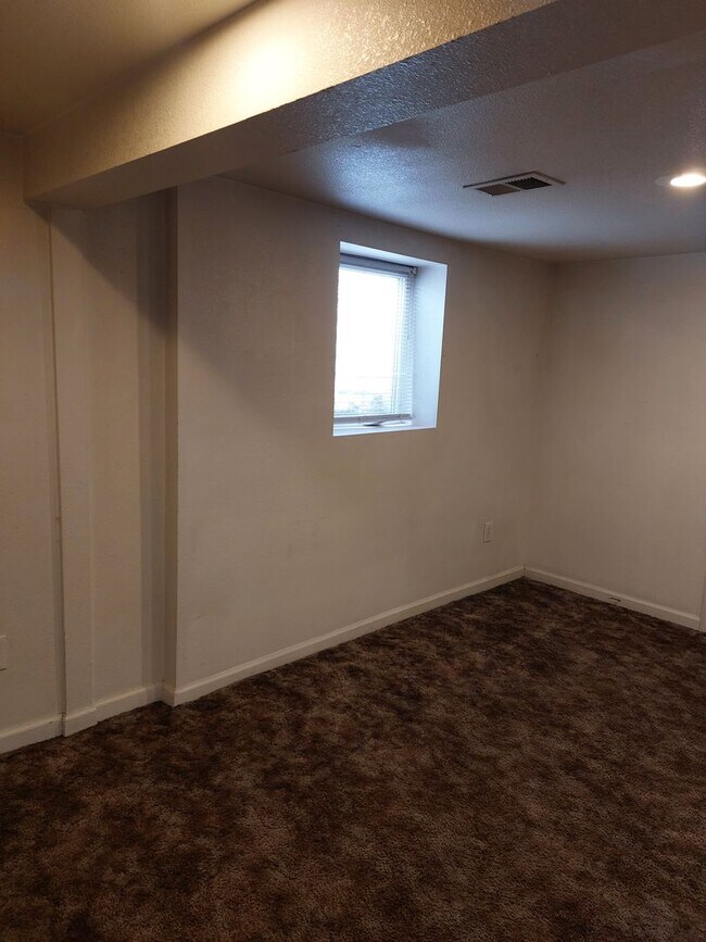 Building Photo - College Housing - 4 bedrooms