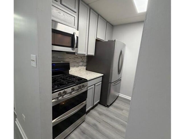 Building Photo - 280 Shorewood Dr