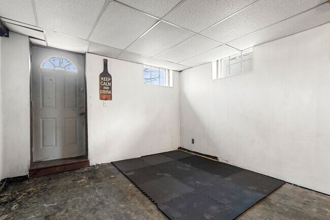 Building Photo - 9-11 Cross St