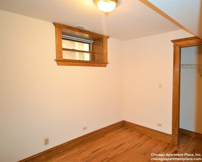 Building Photo - 638 W Drummond Pl