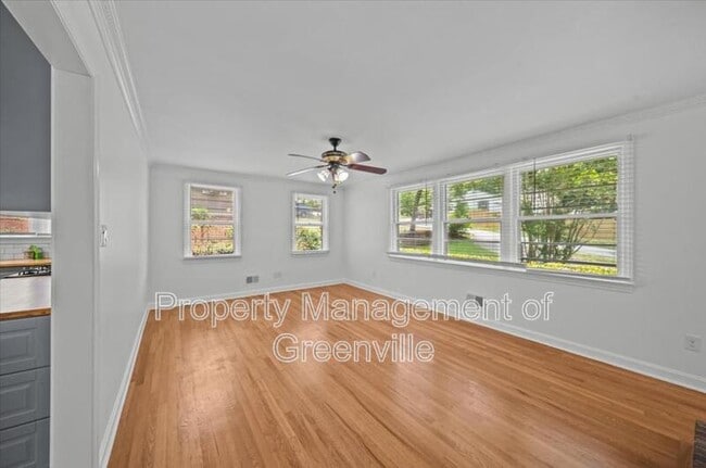 Building Photo - 304 Robin Hood Rd