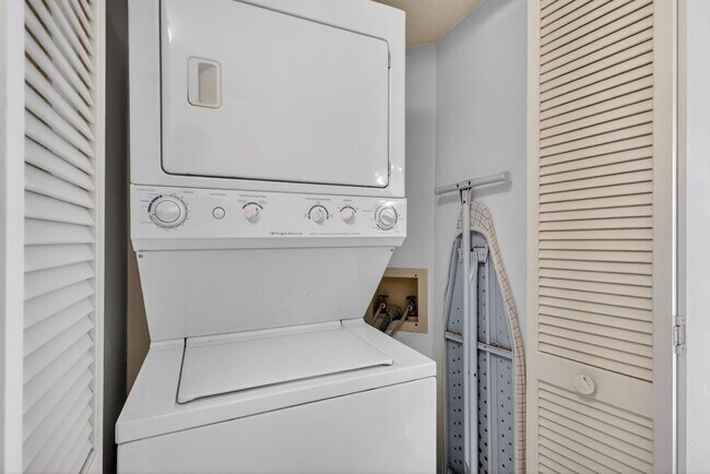 Building Photo - 9650 S Ocean Dr
