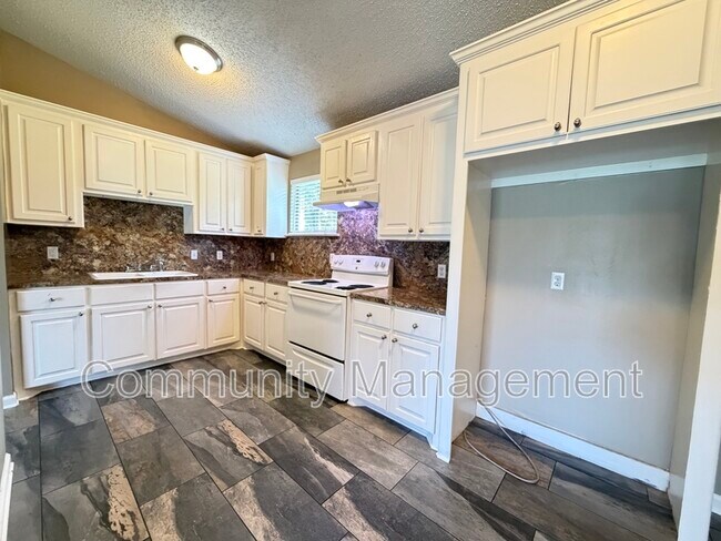 Building Photo - 1442 Clinton Dr