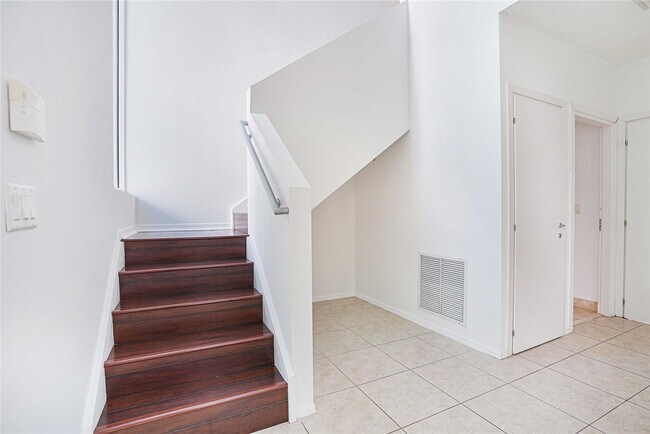 Building Photo - 741 NE 4th Ave