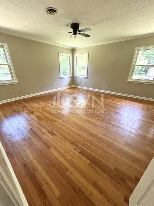 Building Photo - 2913 Riverside Dr