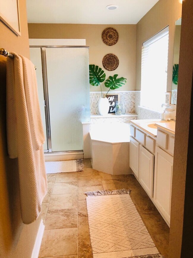 Building Photo - 5 bedroom 2.5 bathroom in Pecan Creek