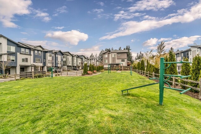 Building Photo - Modern Tri-Level 4BD/3.5BTH Townhouse in Lynnwood for Rent! Pet Friendly!