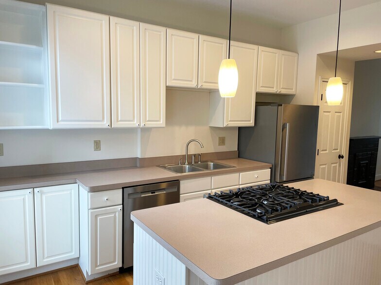 Building Photo - 108 Warren St