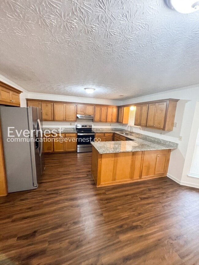 Building Photo - Spacious  Home with Deck, Patio, and Garage! / 3 Bed, 2 Bath / Available now!