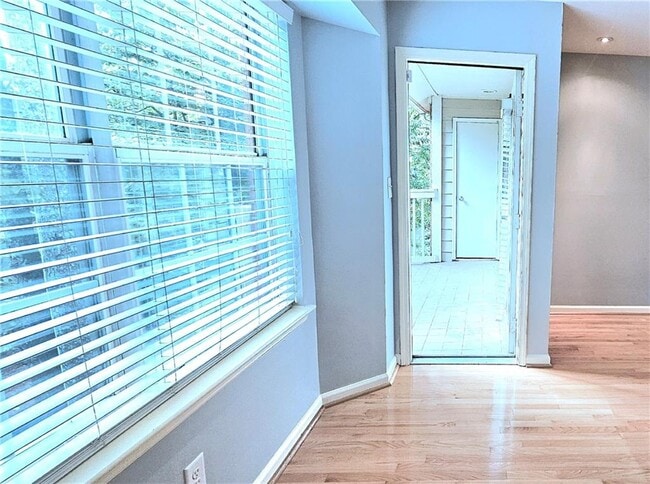 Building Photo - 2060 Chastain Park Ct NE
