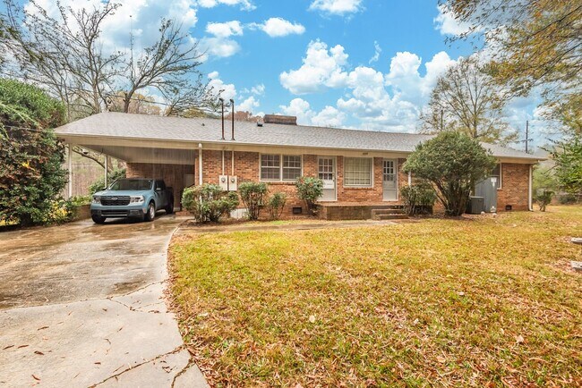 Building Photo - Available 5/9! Charming & Convenient Brick Ranch