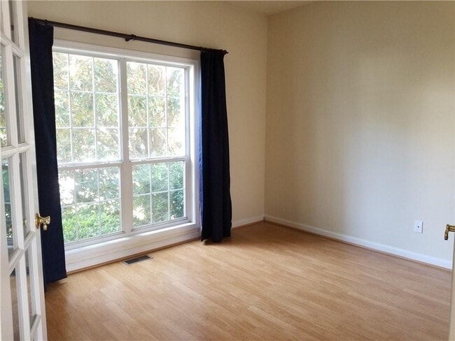 Building Photo - 2828 Oglethorpe Run Square