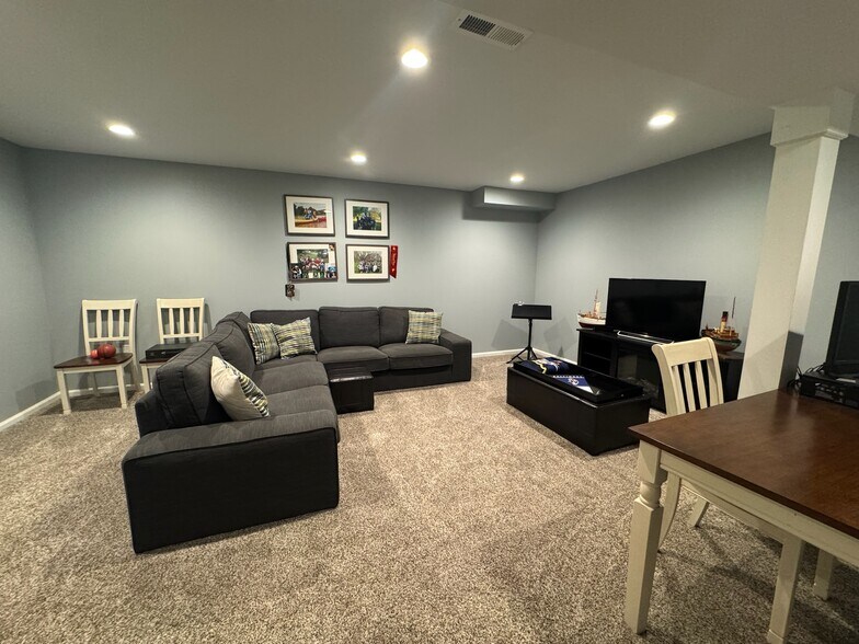 Building Photo - 86 Racquet Rd