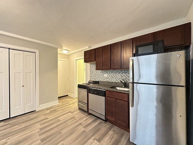 Building Photo - 450 W Wellington Ave