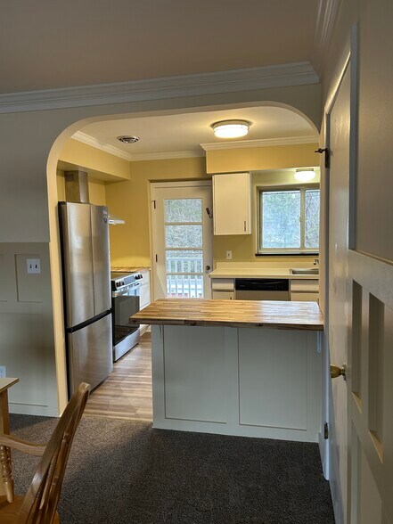 Building Photo - 2411 East Ave