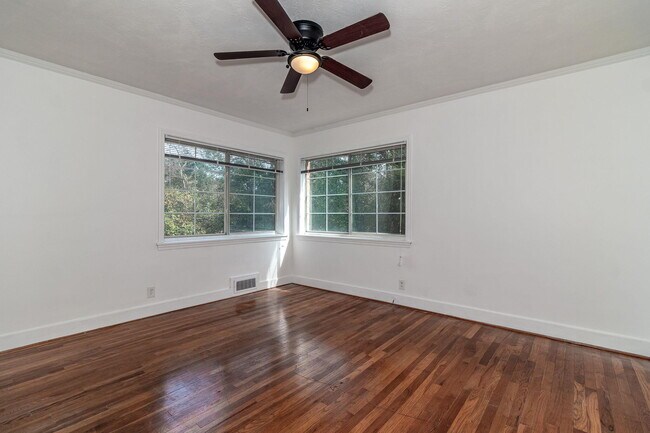 Building Photo - 2113 Cresswell Dr