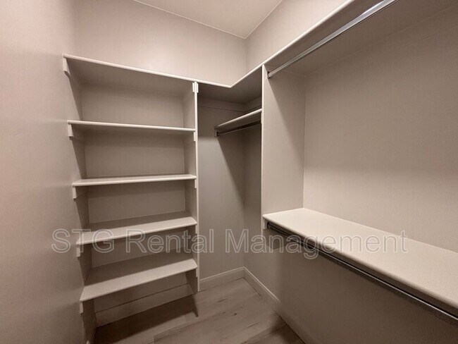Building Photo - 840 Twin Lakes Dr