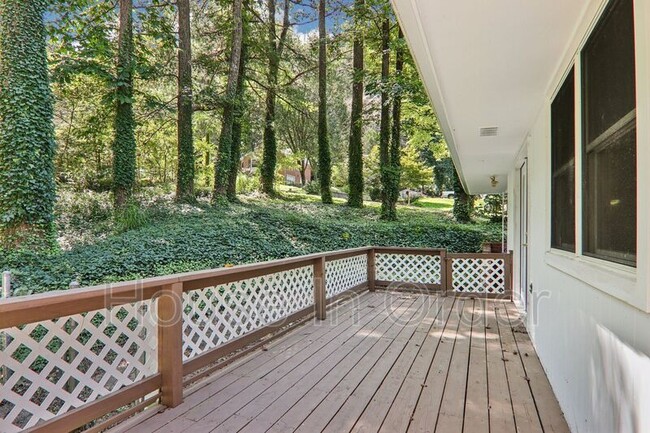 Building Photo - 325 Comet Dr