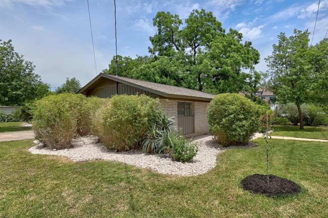 Building Photo - 8600 Hathaway Dr