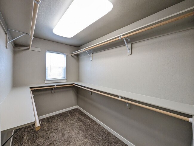 Building Photo - Gorgeous 3-Bedroom, 2.5-Bath Home on Corner Lot In Eugene!