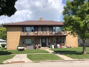 Building Photo - Charming & Bright 2-Bedroom Apartment in Milwaukee's Fairview Neighborhood!