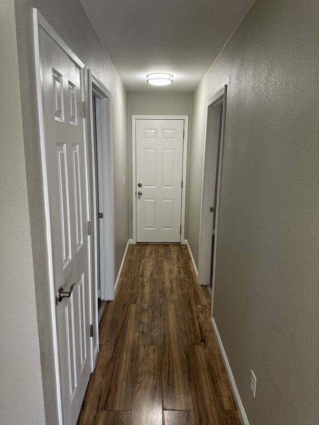 Building Photo - Modesto Cute 4 Bedroom 2 Bath Single Story...