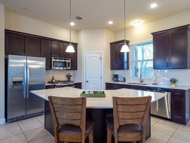 Building Photo - 5605 Roosevelt Ave