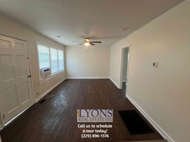 Building Photo - 615 E Brookwood Dr