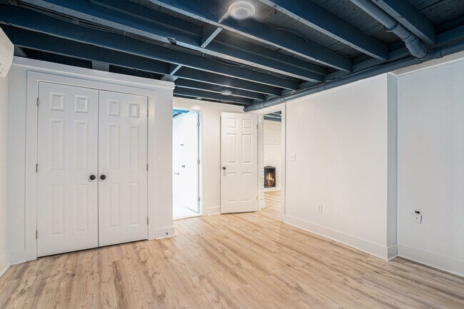 Building Photo - 4 Bedroom 3 Bath w/ Full Studio Basement