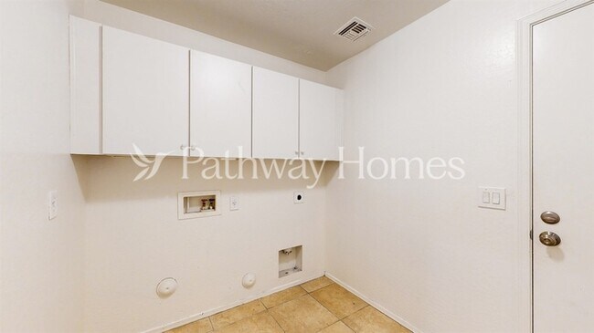 Building Photo - 43448 Askew Dr