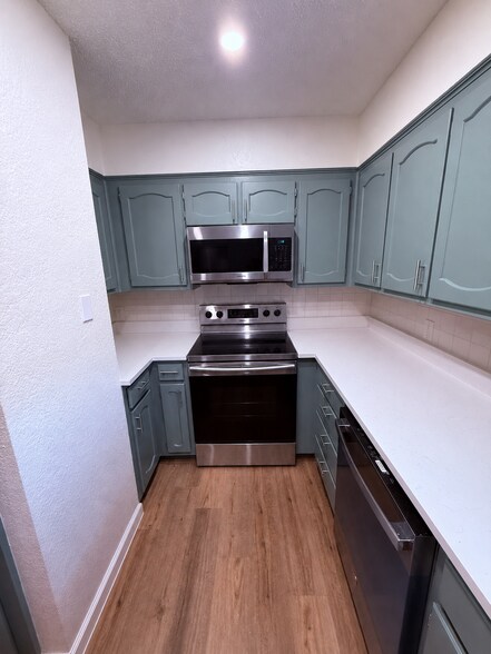 Building Photo - 204 Lanham Ct