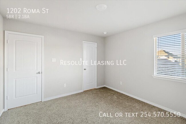 Building Photo - 1202 Roma St