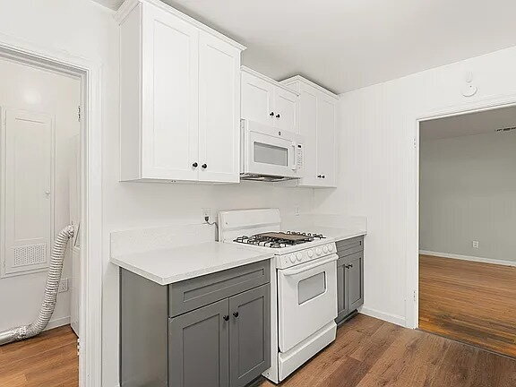 Building Photo - Welcome to this charming 2-bedroom