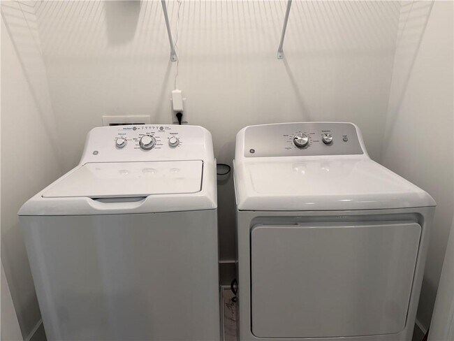 Building Photo - 1605 Aeslin Dr NW