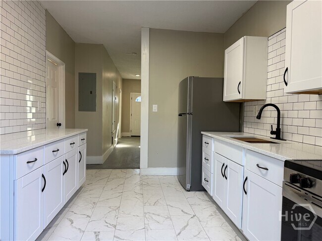 Building Photo - 728 W 39th St