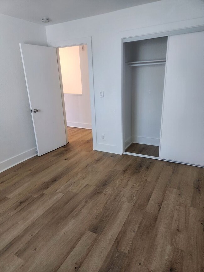 Building Photo - Clean and bright throughout, 2-bedroom, 1.5 Bathroom, two story unit in a great Windsor location!