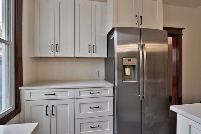 Building Photo - Newly Renovated Single Family Home