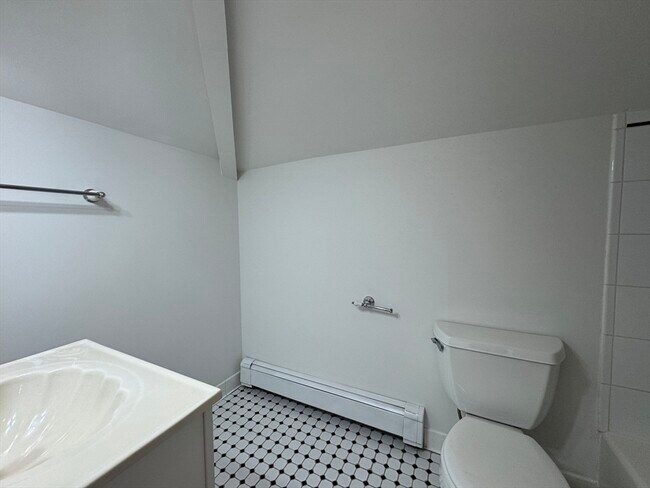 Building Photo - 6 Rockland Pl
