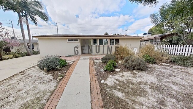 Primary Photo - Large 4 Bedroom House in Fullerton - 2 Car...