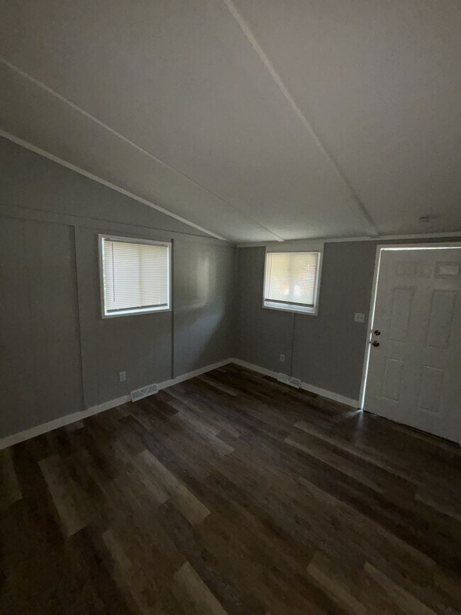 Building Photo - Affordable Comfort in Independence — 1-Bed...