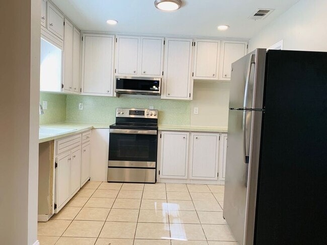 Building Photo - 811 Lafayette Ln