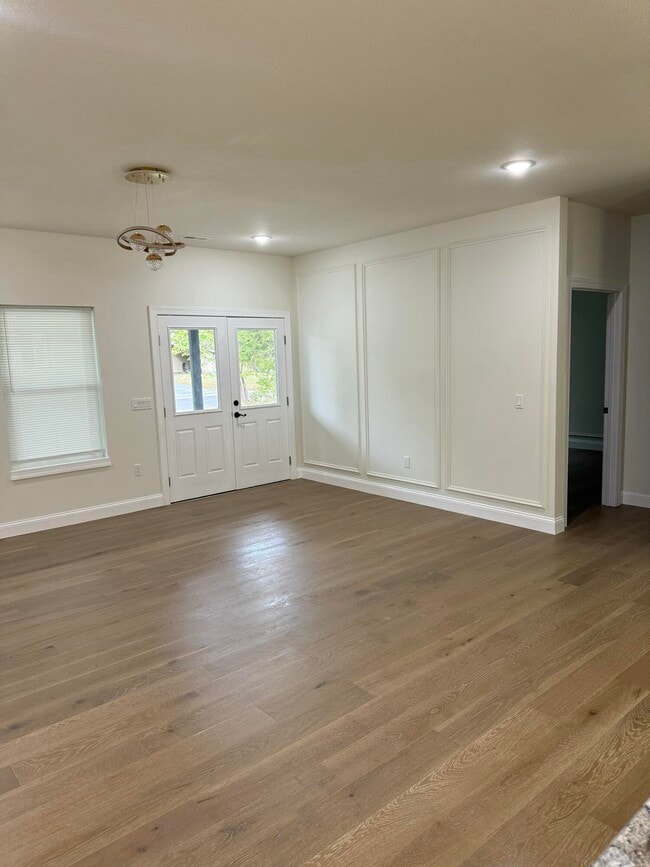 Building Photo - 1020 Crestland Ave