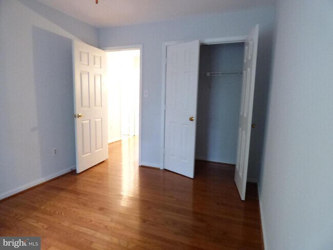 Building Photo - 6634 Westbury Oaks Ct