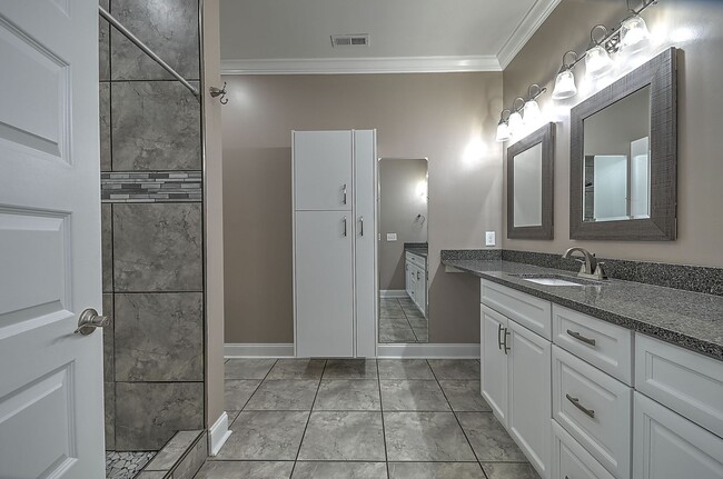 Building Photo - 4 Bedroom / 2.5 Bath Home  Kingsport, TN