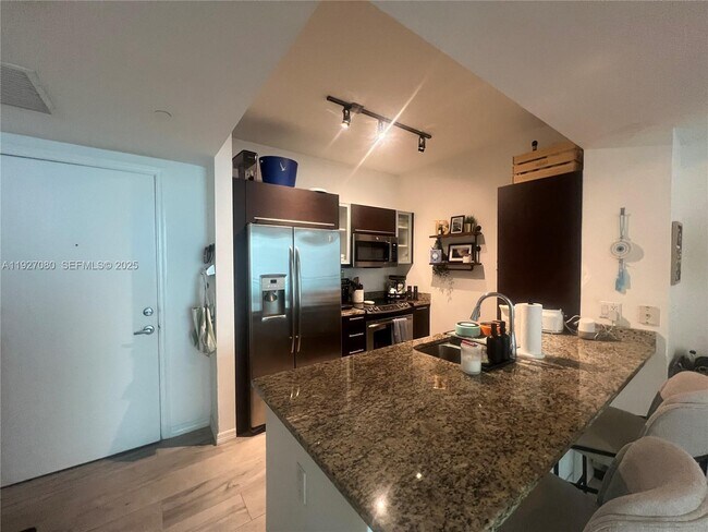 Building Photo - 950 Brickell Bay Dr