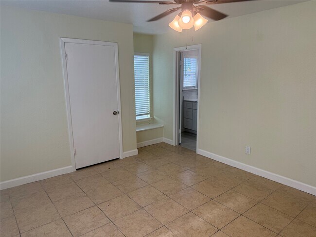 Building Photo - 6525 Renwick Dr