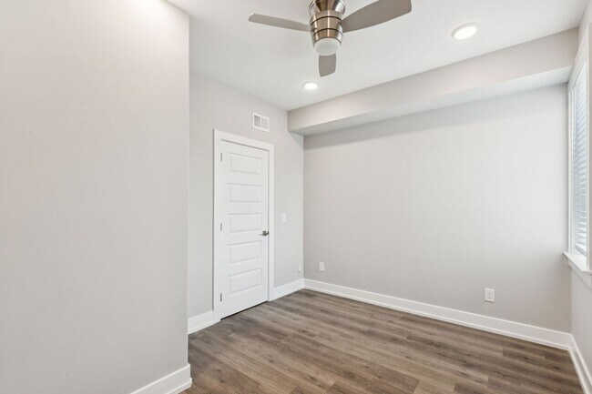 Building Photo - Chic 2-Bedroom Rental with Stunning Roofto...